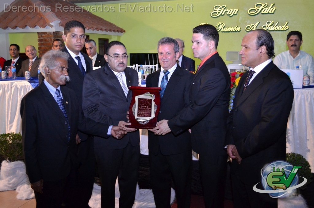 El empresario  Francisco Quezada de Industrias Macier recibe el reconocimiento a la Excelencia Industrial en Expo Moca 2012